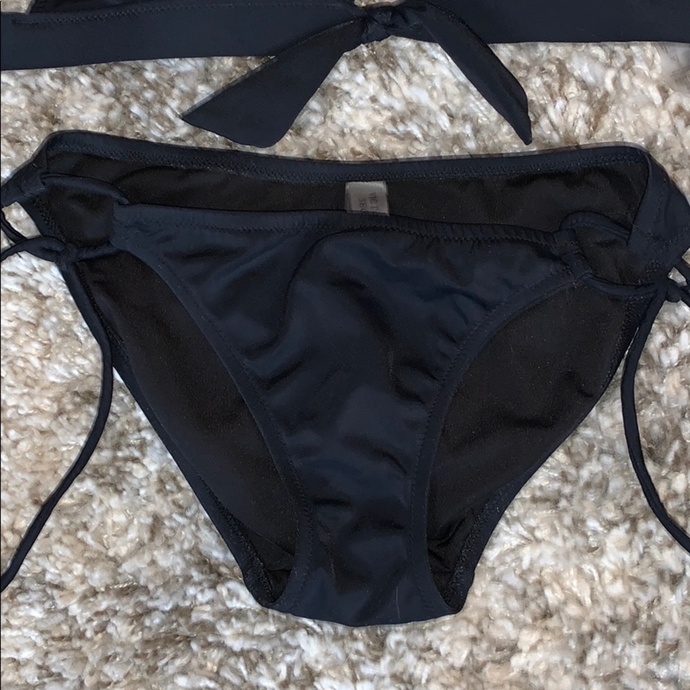 Victoria’s Secret string bikini - Picture 3 of 4